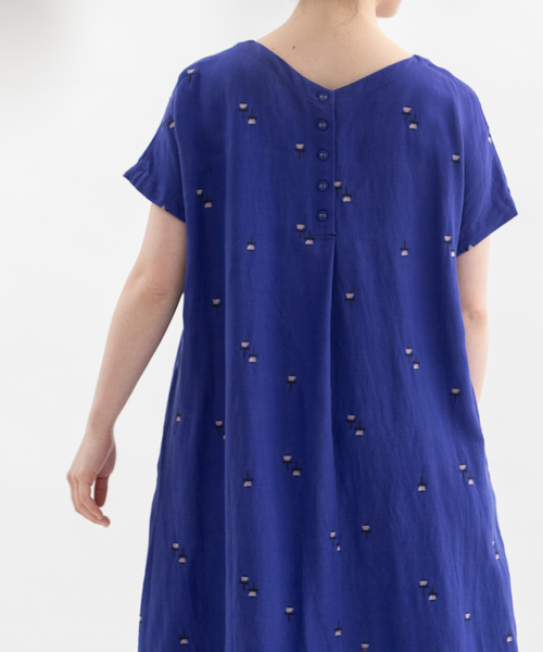nop de nod(ノップドゥノッド)の「リネンレーヨン花刺繍2wayワンピース(ワンピース・レディース・ブラック/キャメル/ダークブルー・M)」の18枚目の写真