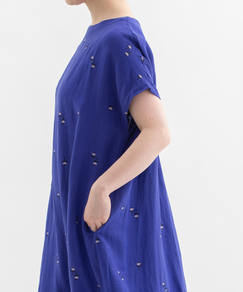 nop de nod(ノップドゥノッド)の「リネンレーヨン花刺繍2wayワンピース(ワンピース・レディース・ブラック/キャメル/ダークブルー・M)」の19枚目の写真