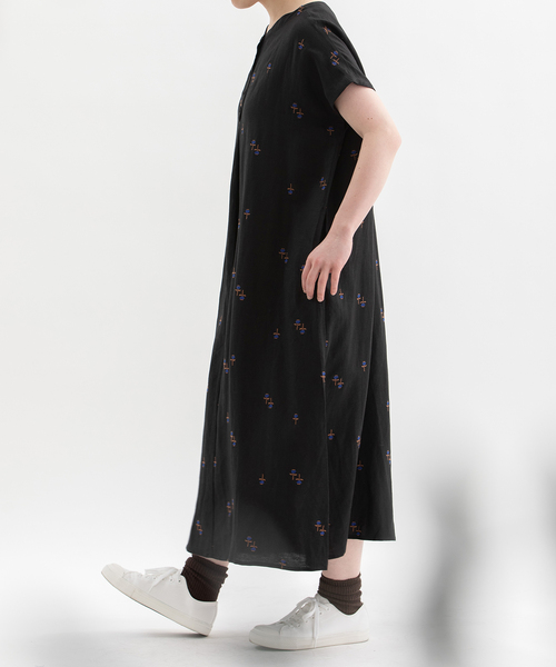 nop de nod(ノップドゥノッド)の「リネンレーヨン花刺繍2wayワンピース(ワンピース・レディース・ブラック/キャメル/ダークブルー・M)」の9枚目の写真