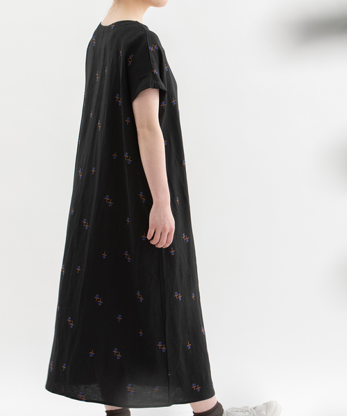 nop de nod(ノップドゥノッド)の「リネンレーヨン花刺繍2wayワンピース(ワンピース・レディース・ブラック/キャメル/ダークブルー・M)」の12枚目の写真