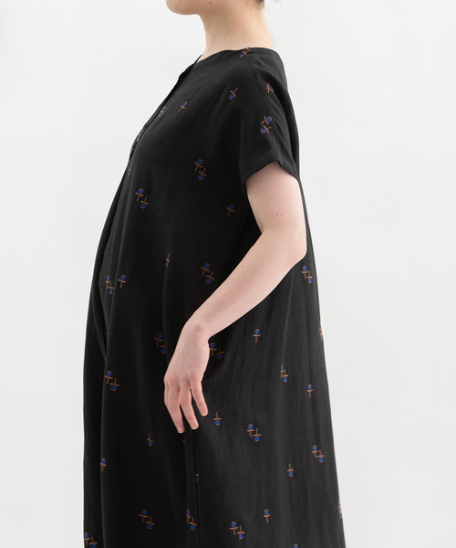 nop de nod(ノップドゥノッド)の「リネンレーヨン花刺繍2wayワンピース(ワンピース・レディース・ブラック/キャメル/ダークブルー・M)」の14枚目の写真