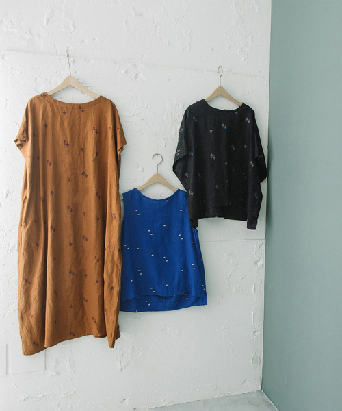 nop de nod(ノップドゥノッド)の「リネンレーヨン花刺繍2wayワンピース(ワンピース・レディース・ブラック/キャメル/ダークブルー・M)」の5枚目の写真
