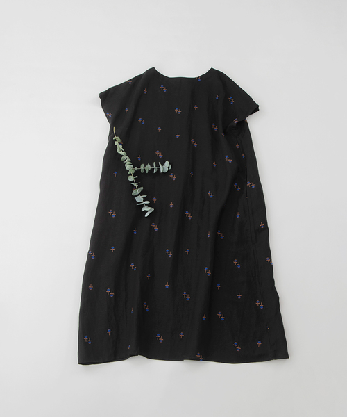 nop de nod(ノップドゥノッド)の「リネンレーヨン花刺繍2wayワンピース(ワンピース・レディース・ブラック/キャメル/ダークブルー・M)」の7枚目の写真