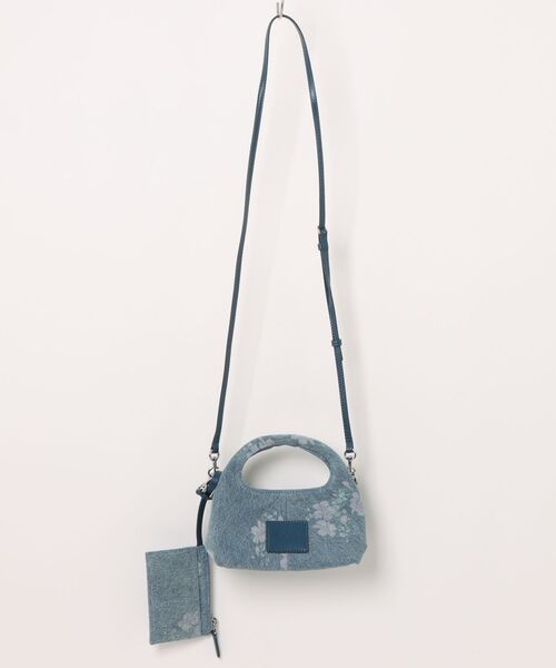 MARC JACOBS(マークジェイコブス)の「THE ANTIQUE FLORAL DENIM MICRO CROSSBODY SACK/ザ アンティーク フローラル デニム マイクロ クロスボディ サック バッグ(ショルダーバッグ・レディース・ブルー系その他・ONE SIZE)」の5枚目の写真
