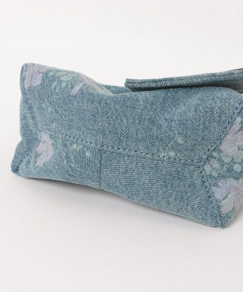 MARC JACOBS(マークジェイコブス)の「THE ANTIQUE FLORAL DENIM MICRO CROSSBODY SACK/ザ アンティーク フローラル デニム マイクロ クロスボディ サック バッグ(ショルダーバッグ・レディース・ブルー系その他・ONE SIZE)」の6枚目の写真