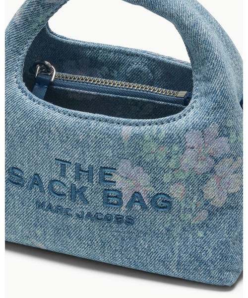 MARC JACOBS(マークジェイコブス)の「THE ANTIQUE FLORAL DENIM MICRO CROSSBODY SACK/ザ アンティーク フローラル デニム マイクロ クロスボディ サック バッグ(ショルダーバッグ・レディース・ブルー系その他・ONE SIZE)」の4枚目の写真