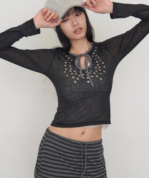 WHO'S WHO gallery(フーズフーギャラリー)の「【WEB限定】シェルボタンシアートップス(Tシャツ/カットソー・レディース・ブラック/ブラウン・FREE)」の4枚目の写真