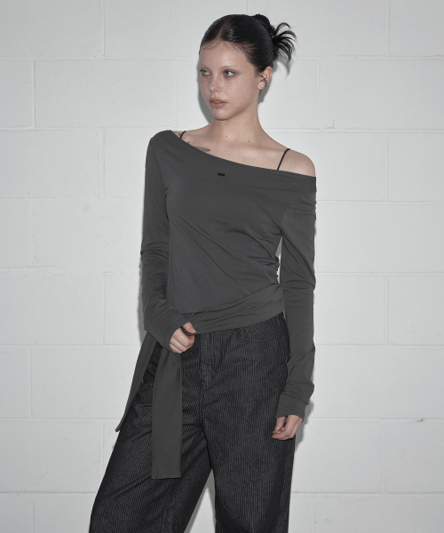 GROWHIDE(グロウハイド)の「イローブ アシンメトリーストラップ 長袖Tシャツ_チャコール(Tシャツ/カットソー・レディース・チャコールグレー・FREE)」の6枚目の写真