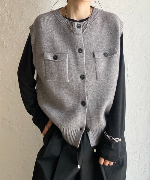 She's Closet(シーズクローゼット)の「配色バイカラー 胸ポケット 前ボタンニットベスト(ベスト・レディース・グレイッシュベージュ/杢グレー/レッド/アイボリー/ブラック・FREE)」の4枚目の写真