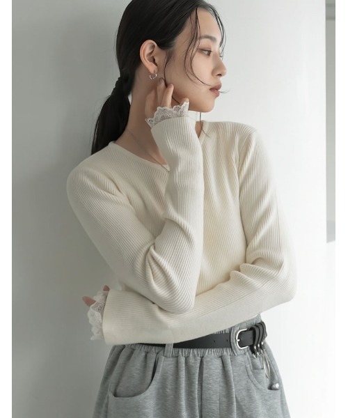 Re:EDIT（リエディ）の「[二の腕すっきり]袖レースレーヤード風コンパクトニット（ニット/セーター・レディース・ブラック/チャコールグレー/アイボリー・LARGE/MEDIUM）」の2枚目の写真