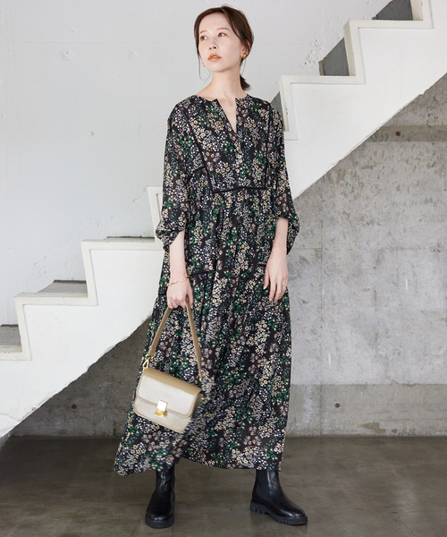 SLOBE IENA(スローブイエナ)の「《WEB限定/追加2》FLOWER PRINT ワンピース(ワンピース・レディース・ブラック・38/36)」の2枚目の写真