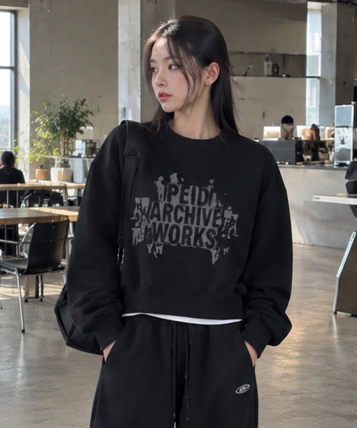 PEID(ペイド)の「PD ロードワークス セミクロップスウェット 2Color(スウェット・レディース・ブラック/アッシュグレー・X-LARGE/XX-LARGE)」の3枚目の写真
