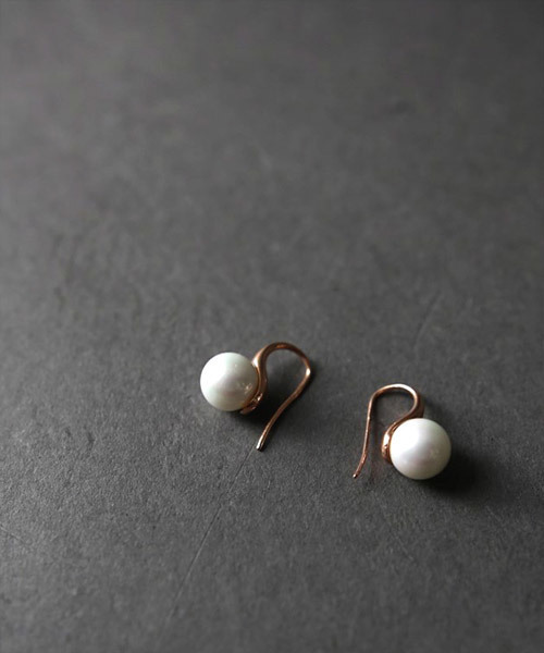 antiqua(アンティカ)の「貝パールピアス(ピアス(両耳用)・レディース・ピンク・FREE)」の2枚目の写真