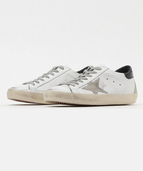 GOLDEN GOOSE（ゴールデングース）の「GOLDEN GOOSE DELUXE レザースニーカー GCOMS590（スニーカー・メンズ・ホワイト・41/42/43/40）」の1枚目の写真
