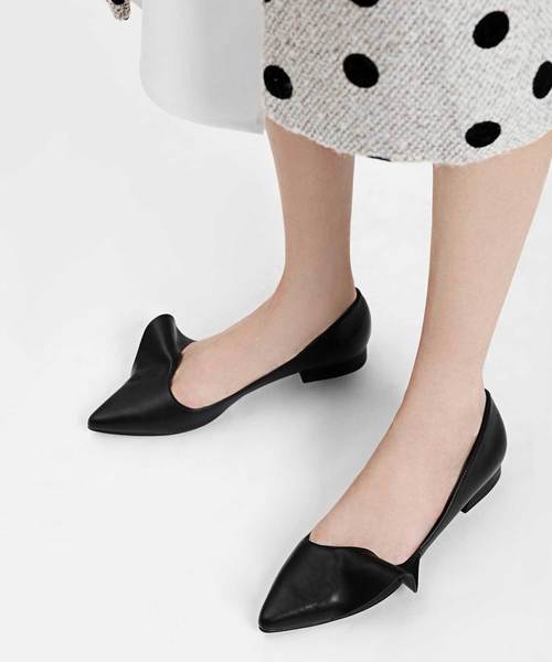 CHARLES & KEITH（チャールズ & キース）の「ラッフルディテールポインテッドフラット / RUFFLE DETAIL POINTED FLATS（バレエシューズ・レディース・ダークブルー/ブラック/レッド・22.5cm/23cm/23.5cm/24.5cm/25cm/25.5cm）」の4枚目の写真