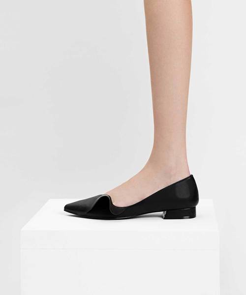 CHARLES & KEITH（チャールズ & キース）の「ラッフルディテールポインテッドフラット / RUFFLE DETAIL POINTED FLATS（バレエシューズ・レディース・ダークブルー/ブラック/レッド・22.5cm/23cm/23.5cm/24.5cm/25cm/25.5cm）」の9枚目の写真