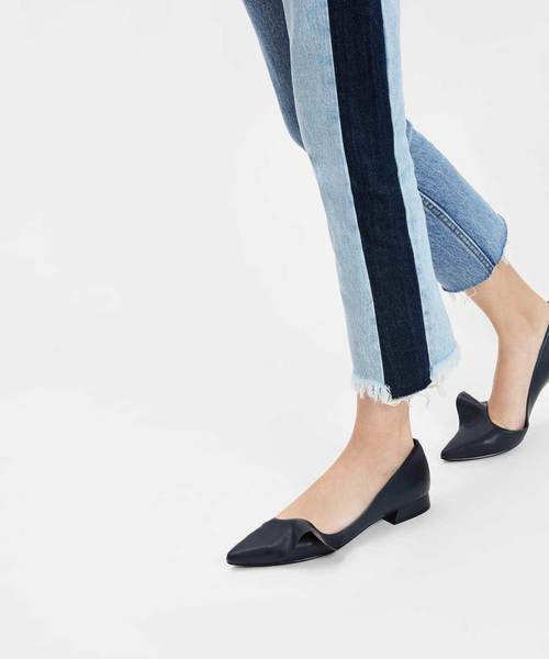 CHARLES & KEITH（チャールズ & キース）の「ラッフルディテールポインテッドフラット / RUFFLE DETAIL POINTED FLATS（バレエシューズ・レディース・ダークブルー/ブラック/レッド・22.5cm/23cm/23.5cm/24.5cm/25cm/25.5cm）」の10枚目の写真