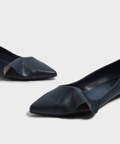 CHARLES & KEITH（チャールズ & キース）の「ラッフルディテールポインテッドフラット / RUFFLE DETAIL POINTED FLATS（バレエシューズ・レディース・ダークブルー/ブラック/レッド・22.5cm/23cm/23.5cm/24.5cm/25cm/25.5cm）」の13枚目の写真
