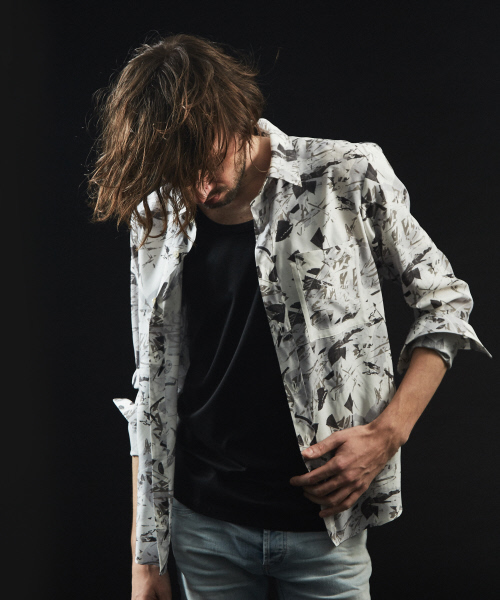 5351 POUR LES HOMMES(ゴーサンゴーイチプールオム)の「【モノクロフローラル】プリントシャツ(シャツ/ブラウス・メンズ・ホワイト/ブラック・44/46/48)」の2枚目の写真
