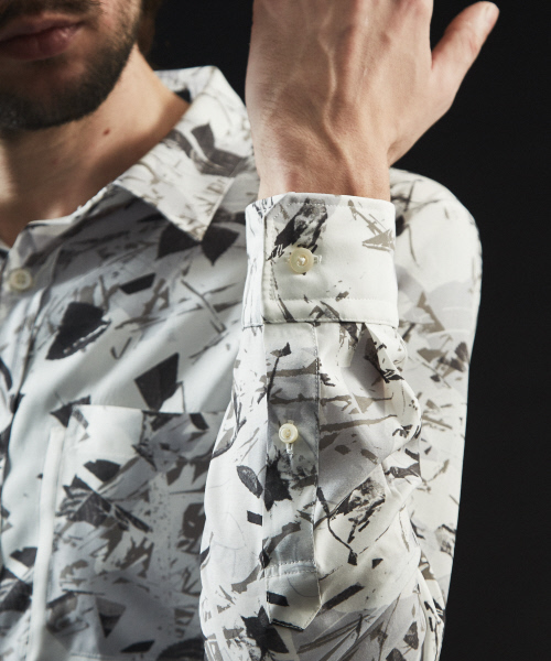 5351 POUR LES HOMMES(ゴーサンゴーイチプールオム)の「【モノクロフローラル】プリントシャツ(シャツ/ブラウス・メンズ・ホワイト/ブラック・44/46/48)」の17枚目の写真