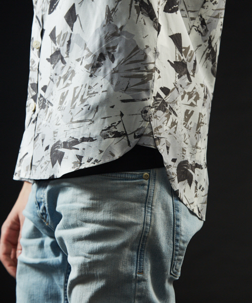 5351 POUR LES HOMMES(ゴーサンゴーイチプールオム)の「【モノクロフローラル】プリントシャツ(シャツ/ブラウス・メンズ・ホワイト/ブラック・44/46/48)」の16枚目の写真