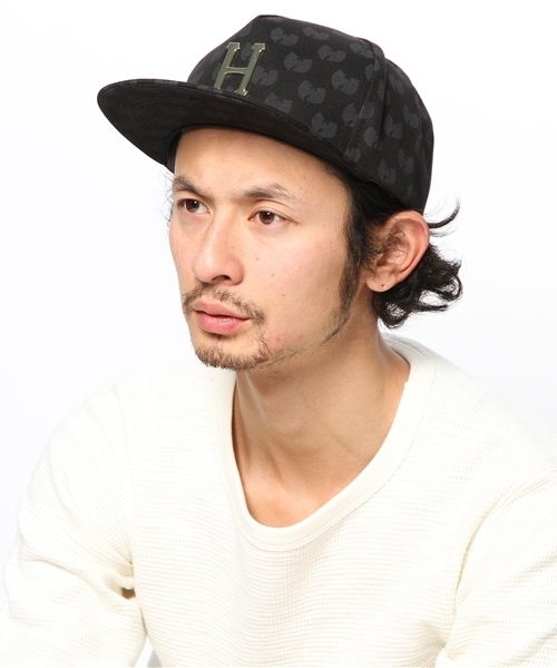 BEAMS（ビームス）の「HUF / HUF X WU-TANG METAL H STRAPBACK（キャップ・メンズ・ブラック・ONE SIZE）」の2枚目の写真