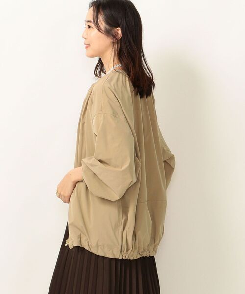 SHIPS any(シップス エニィ)の「SHIPS any:フラットライトブルゾン(ノーカラージャケット・レディース・ベージュ/ブラック・ONE SIZE)」の4枚目の写真