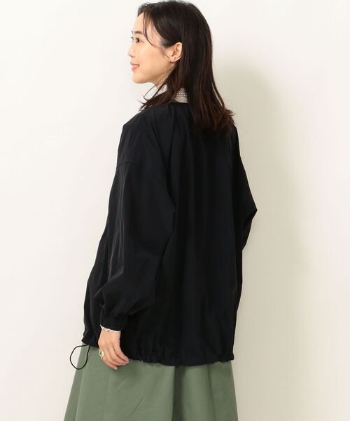 SHIPS any(シップス エニィ)の「SHIPS any:フラットライトブルゾン(ノーカラージャケット・レディース・ベージュ/ブラック・ONE SIZE)」の21枚目の写真
