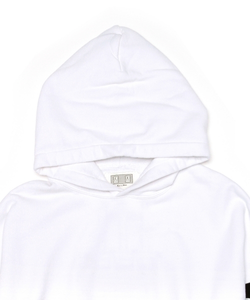 BEAMS T（ビームスティー）の「C.E / ARMBAND フード パーカ（パーカー・メンズ・ホワイト・LARGE/SMALL/MEDIUM）」の13枚目の写真