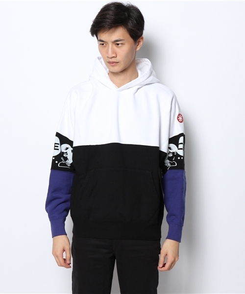 BEAMS T（ビームスティー）の「C.E / ARMBAND フード パーカ（パーカー・メンズ・ホワイト・LARGE/SMALL/MEDIUM）」の2枚目の写真