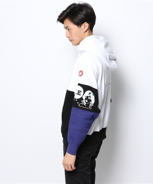 BEAMS T（ビームスティー）の「C.E / ARMBAND フード パーカ（パーカー・メンズ・ホワイト・LARGE/SMALL/MEDIUM）」の3枚目の写真