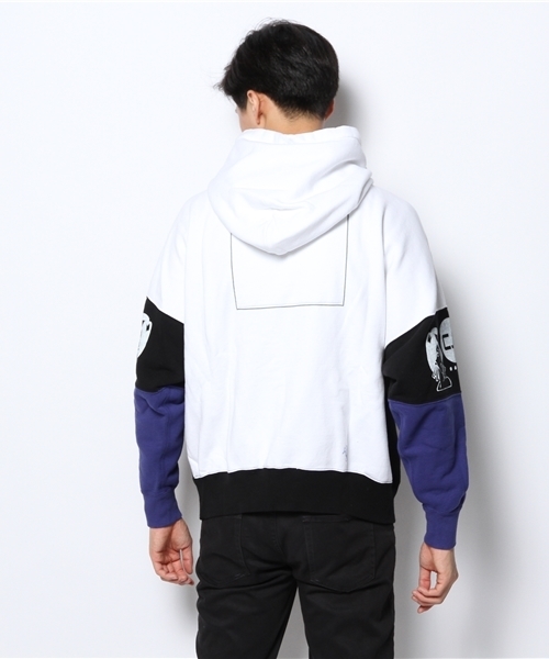 BEAMS T（ビームスティー）の「C.E / ARMBAND フード パーカ（パーカー・メンズ・ホワイト・LARGE/SMALL/MEDIUM）」の4枚目の写真