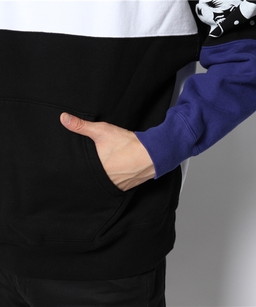 BEAMS T（ビームスティー）の「C.E / ARMBAND フード パーカ（パーカー・メンズ・ホワイト・LARGE/SMALL/MEDIUM）」の6枚目の写真