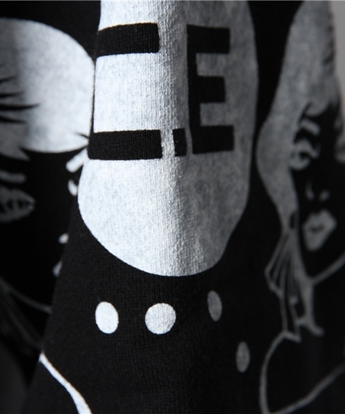 BEAMS T（ビームスティー）の「C.E / ARMBAND フード パーカ（パーカー・メンズ・ホワイト・LARGE/SMALL/MEDIUM）」の9枚目の写真