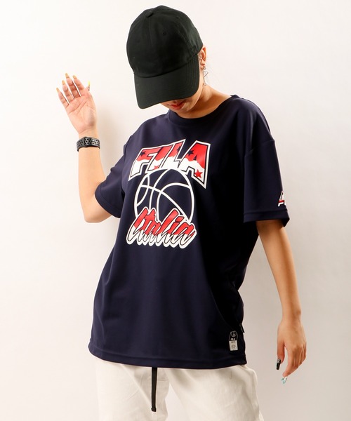 FILA HERITAGE（フィラヘリテージ）の「FILA HERITAGE×Akita Northernn Happinets 吸水速乾バスケットボール半袖グラフィックTシャツ（Tシャツ/カットソー・メンズ・ブルー系その他/ブラック系その他/ホワイト系その他/イエロー/イエロー系その他/ホワイト系その他2/ホワイト系その他3/ブラック系その他2/ブルー系その他2/レッド/ネイビー/ブラック/ホワイト・M/L/XL/S）」の10枚目の写真