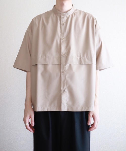 y/m by kitsune（イムバイキツネ）の「バンドカラーフラップシャツ（シャツ/ブラウス・メンズ・ベージュ/ライトブラック・MEDIUM/LARGE）」の2枚目の写真