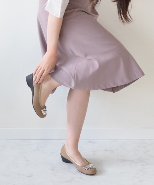 Bridget Birkin(ブリジットバーキン)の「【Bridget Birkin walk】フラワービジューウォーキングパンプス(515201)(パンプス・レディース・ベージュ/ブラック/グレー/ブラック系その他/ブラウン・22.5/23/23.5/24/24.5)」の17枚目の写真