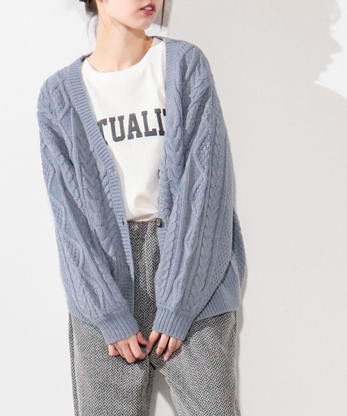 Honeys（ハニーズ）の「ケーブル編Ｖカーデ（カーディガン/ボレロ・レディース・ブラウン/アイボリー/ベージュ系その他/ブルー系その他/ピンク系その他・S/M/L）」の4枚目の写真