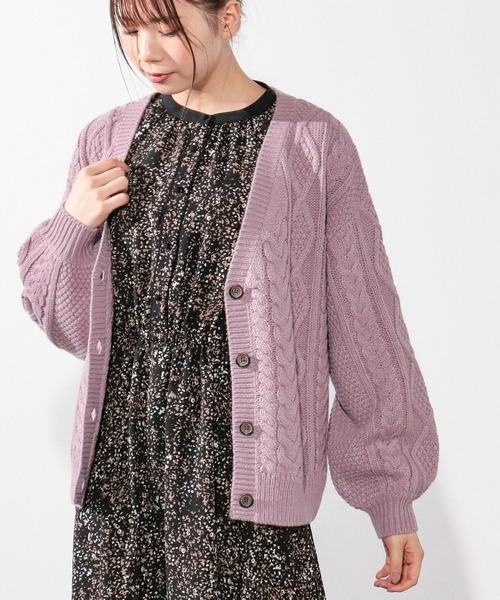 Honeys（ハニーズ）の「ケーブル編Ｖカーデ（カーディガン/ボレロ・レディース・ブラウン/アイボリー/ベージュ系その他/ブルー系その他/ピンク系その他・S/M/L）」の5枚目の写真