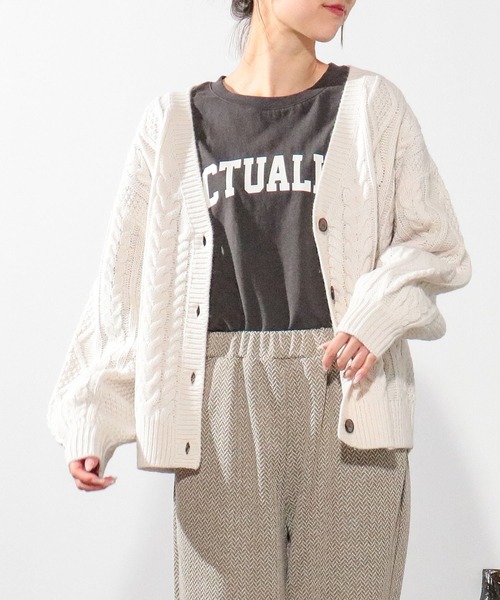 Honeys（ハニーズ）の「ケーブル編Ｖカーデ（カーディガン/ボレロ・レディース・ブラウン/アイボリー/ベージュ系その他/ブルー系その他/ピンク系その他・S/M/L）」の2枚目の写真