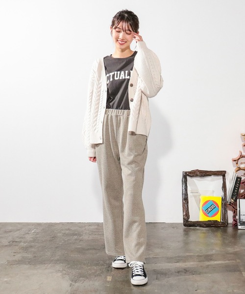 Honeys（ハニーズ）の「ケーブル編Ｖカーデ（カーディガン/ボレロ・レディース・ブラウン/アイボリー/ベージュ系その他/ブルー系その他/ピンク系その他・S/M/L）」の16枚目の写真