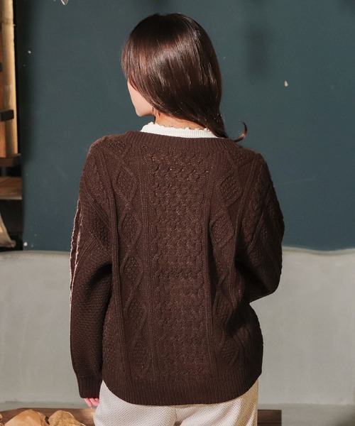 Honeys（ハニーズ）の「ケーブル編Ｖカーデ（カーディガン/ボレロ・レディース・ブラウン/アイボリー/ベージュ系その他/ブルー系その他/ピンク系その他・S/M/L）」の10枚目の写真