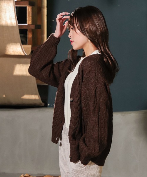 Honeys（ハニーズ）の「ケーブル編Ｖカーデ（カーディガン/ボレロ・レディース・ブラウン/アイボリー/ベージュ系その他/ブルー系その他/ピンク系その他・S/M/L）」の12枚目の写真