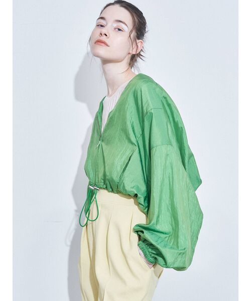ELENDEEK（エレンディーク）の「ギャザーショートブルゾン（ブルゾン・レディース・グリーン/ベージュ/ブラック・FREE）」の4枚目の写真