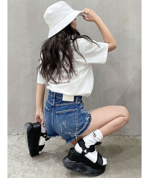 GYDA(ジェイダ)の「BACK RIPPEDデニムショートパンツ(デニムパンツ・レディース・ライトブルー/インディゴブルー/ブルー・SMALL/MEDIUM/LARGE/X-SMALL)」の5枚目の写真