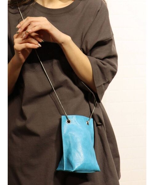 MURUA（ムルーア）の「チェーンドロストバッグ（ショルダーバッグ・レディース・アイボリー/ブラック/ブルー・FREE）」の8枚目の写真