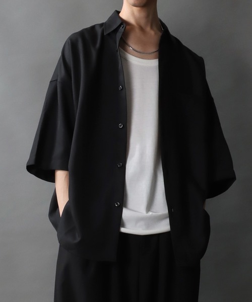 SITRY（シトリー）の「SITRY Oversize Drop shoulder Regular collar shirt/別注 ビッグシルエット ドレープツイル レギュラーカラーシャツ（シャツ/ブラウス・メンズ・ホワイト/チャコールグレー/ライトグレー/ブラック/ダークグリーン/ベージュ/ブラウン/グレイッシュブルー/ホワイト系その他/ブラック系その他/ブラック系その他2・L/M）」の3枚目の写真
