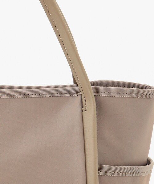 TOCCA(トッカ)の「TRIM LEATHER NYLONTOTE トートバッグ(トートバッグ・レディース・ネイビー系/ブラック系/ベージュ系・F)」の13枚目の写真