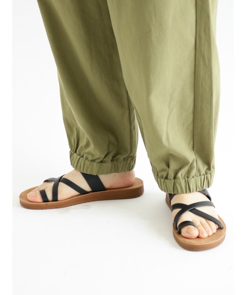 Samansa Mos2（サマンサ モスモス）の「軽量サムリングトングサンダル（サンダル・レディース・オフホワイト/ブラウン/ブラック・MEDIUM/LARGE）」の2枚目の写真