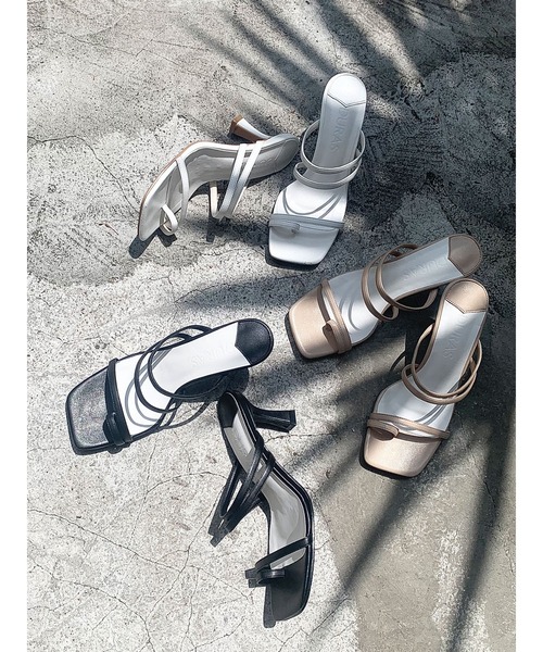 DURAS（デュラス）の「スクエアトゥストラップサンダル（サンダル・レディース・ホワイト/ブラック/ライトベージュ・MEDIUM/LARGE）」の4枚目の写真